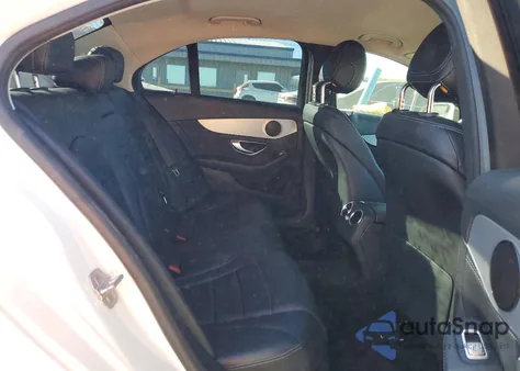 2016 Mercedes-Benz C 300 z USA, uszkodzony, nr VIN 55SWF4JB1GU099437